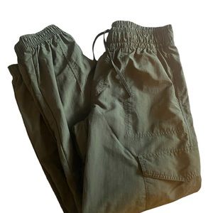 Old navy women’s stretched Dry Quick Cargo pants